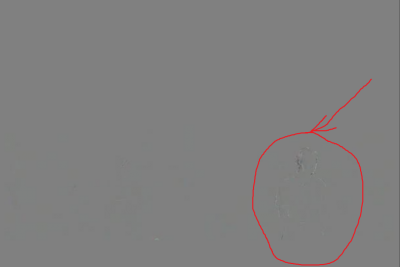 imagem cinza borrada com seta vermelha indicando o erro.